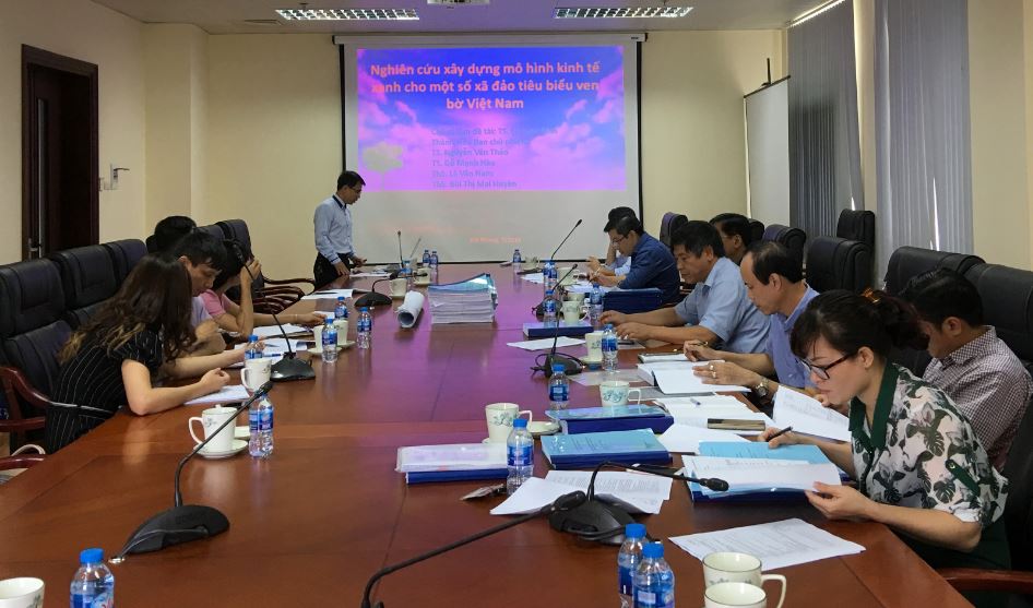 Chủ nhiệm đề tài TS. Lê Xuân Sinh đang trình bày các kết quả đạt được từ 9/2017- 7/2018